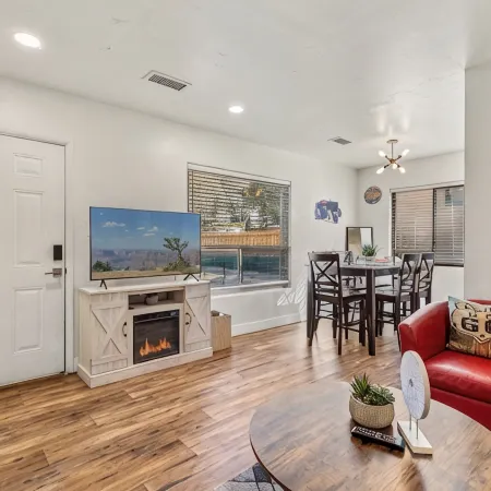 Route 66 Bodacious Bungalow w/AC, Fully Fenced Yard, W/D, 4 Smart TVs, Fast WiFi