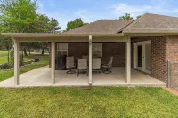 Lakeview Home in serene setting, 3 mi to Grove! Perfect for families & fishermen - Wifi