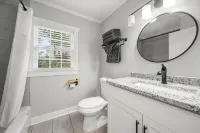 Cozy 4BR Cottage in Downtown Warm Springs