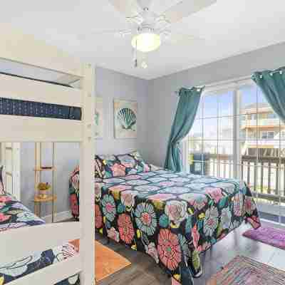 Ocean Front Property - Steps to the Beach with Spring specials Rooms