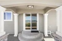 Stunning Oceanfront Property!  Newly Remodeled home with Incredible VIEWS - 3 ดาว