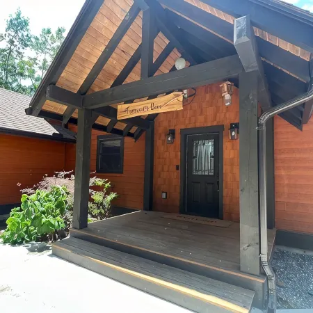 Lake cabin w/Mountain view, game room, & lake access, Sleeps 8, 3 King Bedrooms