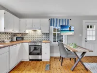 Adorable Cottage, 5 min walk to water & town Hotels in Westbrook