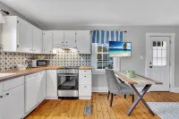 Adorable Cottage, 5 min walk to water & town