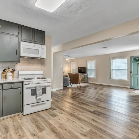 Charming 2/1 Cottage-Style House Near Texas A&M, Recently Updated