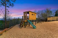 Wonderstruck Cabin-Huge Lake Views-5000Sqft-Gameroom-Playset-HTub-Hike to River - balcony