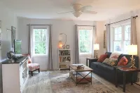 Shangri-La in Etowah:  a serene + cheerful cottage near Pisgah & DuPont Forests - Country Houses