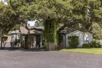 Quaint Country Cottage - Country Houses