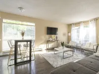 Walkable condo in heart of vibrant D/n Redmond,  m/s from Microsoft, woodinville Hotel di Redmond