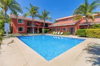 Las Palmas Oasis: One Bedroom w/ Loft, NEW Kitchen!