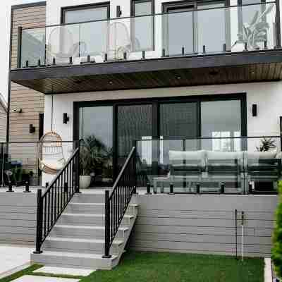 Luxurious Waterfront Home in PEC Hotel Exterior