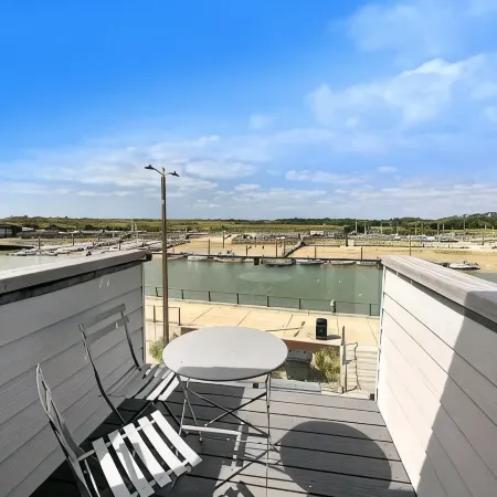 River Breeze 3-Bed Balcony Apartment