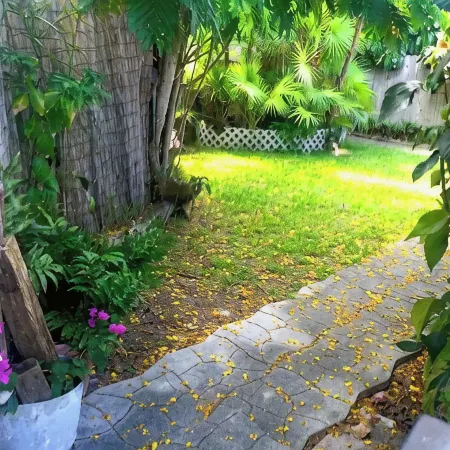 Secluded Bungalow Oasis & Sanctuary garden between Miami & Keys