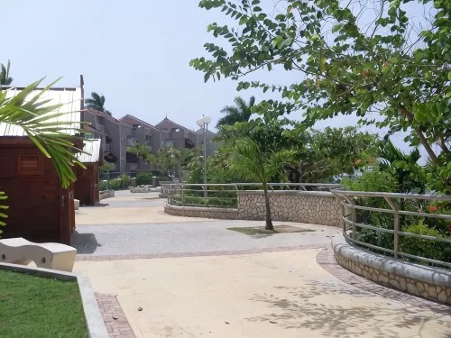 Luxurious beach  front self-catering apartment in the heart of Ocho Rios Jamaica - Homestays