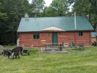 Cozy cabin in the Maine woods.  Direct access to ATV/Snowmobile trails. ピスカタキスのホテル