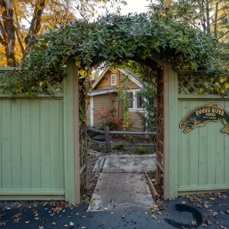 Romantic & private cabin on Rogue River, 1 hr from Crater Lake