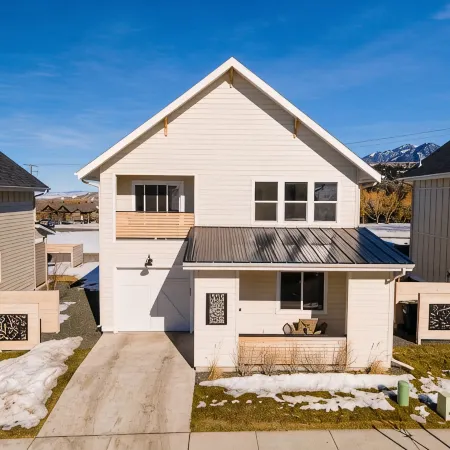 NEW- Modern Home Close to Downtown - Hot Tub!