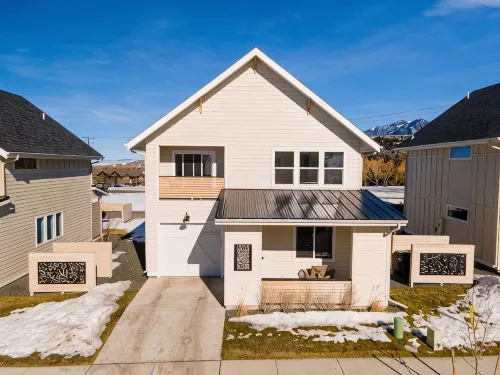 NEW- Modern Home Close to Downtown - Hot Tub!