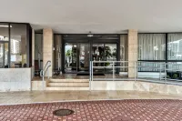 Stylish Beachfront Gem ~ Sea View, Pool, Gym, Pkg! - วิวทะเล