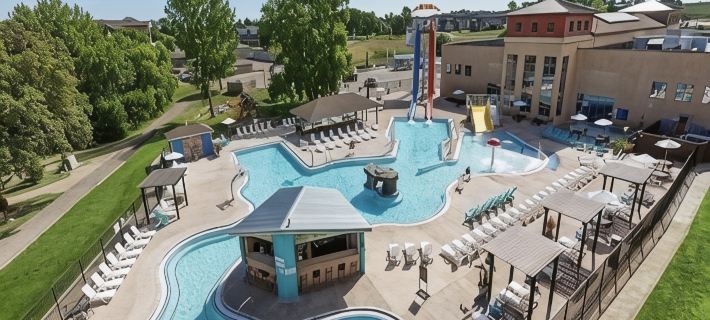 New Ground Level-Poolside 4 bedroom-3 bath Condo at Bridges Bay Resort Hotel di Arnolds Park