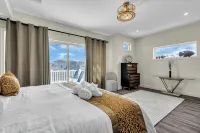 Top Flr Balcony w/ bonus room + wet bar, 2 blocks to beach, Linens/towels incl.