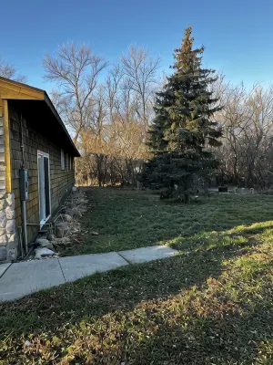 Cute Two Bedroom Cottage in Quiet Setting - Wifi