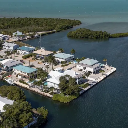 Waterfront Home, 200ft Dock, Gulf Access, Kayaks, Bicycles, Mini Golf, Game Room