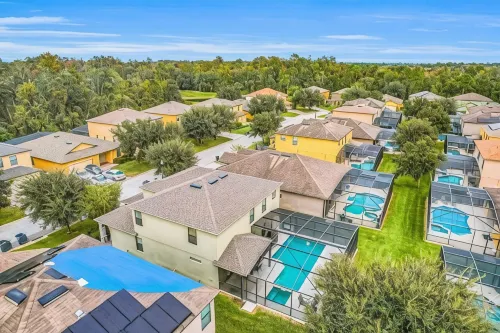5 BR with pool! By shopping, restaurants, Disneyworld, & Universal Studios!