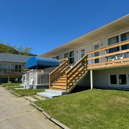 Hotel-Motel Fleur de Lys Отели в г. Персе