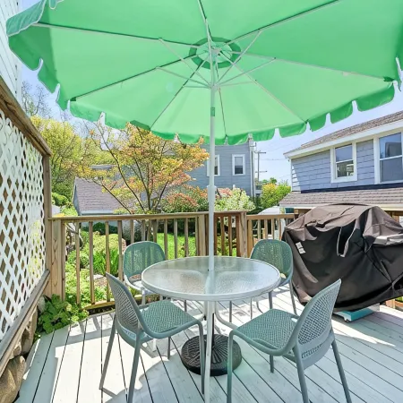 2BR/2BA Harborside Home · Fenced Backyard · Ocean View ·Walk to Rocky Neck+Beach