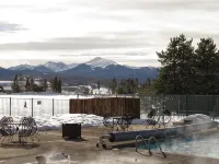 Dog-friendly condo close to Winter Park shuttle with pool, hot tub, tennis, gym 弗雷則河住宿飯店