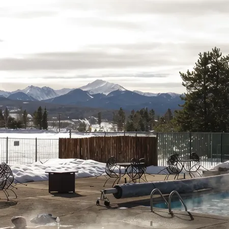Dog-friendly condo close to Winter Park shuttle with pool, hot tub, tennis, gym Отели в г. Фрейзер
