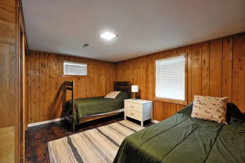 Sandy Shore Lodge- beautiful, private sand beach awaits! - Chalets