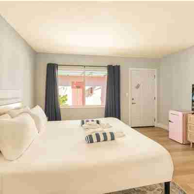 Pool - Free Parking - Apartment - 500 Feet from Beach Rooms