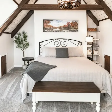 Remodeled Lofted Apartment over Ooey Gooey Café