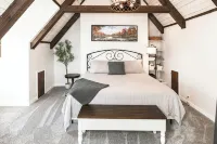 Remodeled Lofted Apartment over Ooey Gooey Café