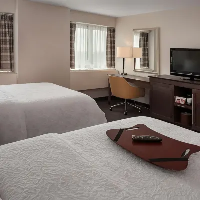 Hampton Inn & Suites Milwaukee-Downtown Các khách sạn gần Nhà hát Pabst