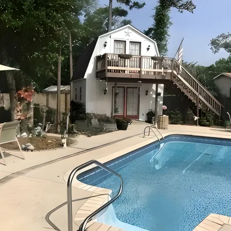 1 Br Studio/Cottage with Kitchenette, Pool & Golf Cart/ Near Beach