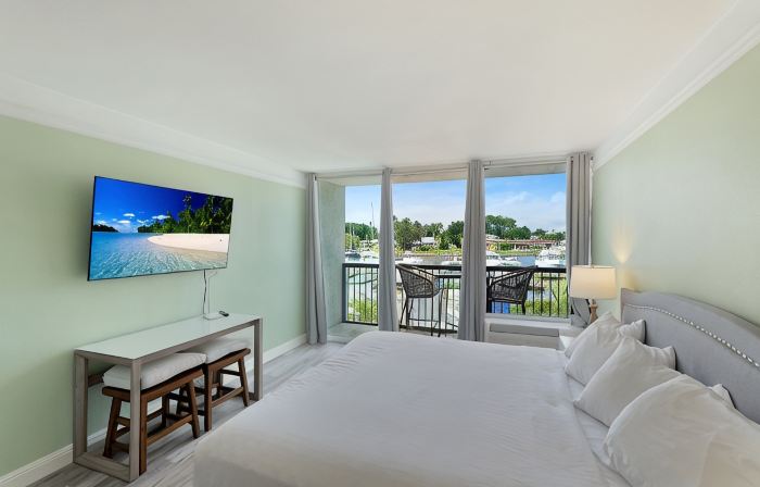 RAMADA SARASOTA CONDO HOTEL#407 Waterfront Balcony, King Bed,  Pool, Kitchenette