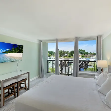 RAMADA SARASOTA CONDO HOTEL#407 Waterfront Balcony, King Bed, Pool, Kitchenette