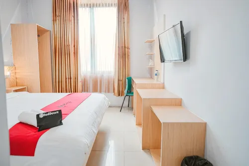 RedDoorz Premium at Hotel T-One Jambi - 2-Star