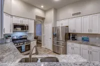 Your Home Away From Home in the Sunshine! Minutes from great amenities. - 4 stjerner