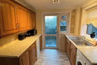 Dunfermline, 2 bedroom home with on-street parking - 2-Star
