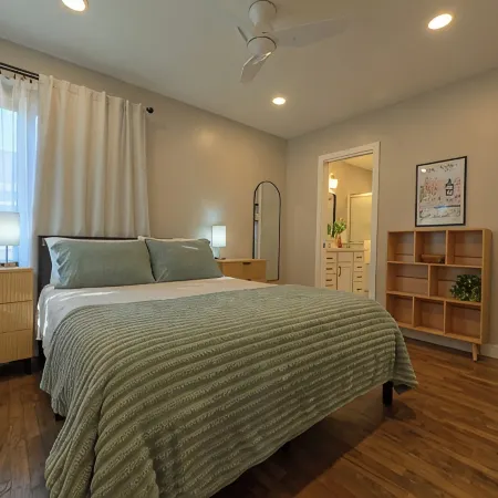 Charming 2-bedroom cottage with WiFi, AC in lovely Pella