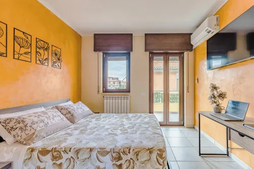 Complete and fully equipped, lively and colorful apartment in the center of the city.