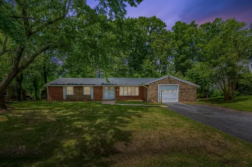 4-bedroom house in peaceful Fredericksburg  VA with WiFi, AC  Enjoy your stay - Homestays