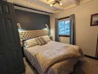 Cheerful & cozy 3 bedroom cottage near lake with hot tub - Wifi