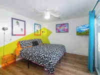 Bright Vibes Home- Sleeps 8- 1 Block to University- Pacman, BBQ, Indoor Gym Hotels in Redlands