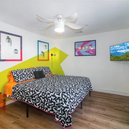Bright Vibes Home- Sleeps 8- 1 Block to University- Pacman, BBQ, Indoor Gym 雷德蘭茲住宿飯店