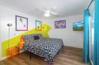 Bright Vibes Home- Sleeps 8- 1 Block to University- Pacman, BBQ, Indoor Gym